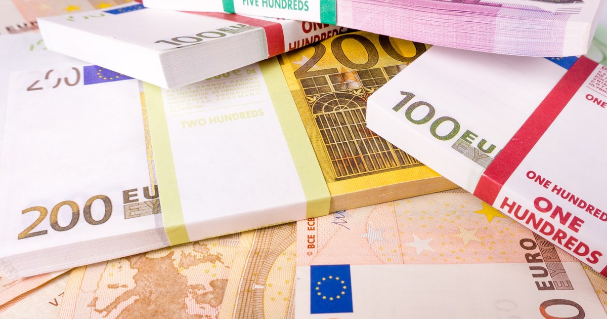 Teancuri de 100 și 200 de euro și bancnote de 50 de euro