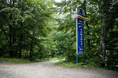 Intrarea în satul Comanca