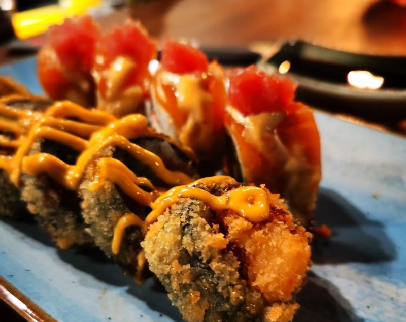 Ce prețuri are Cătălin Scărlătescu la restaurant. Cât costă o porție de sushi, de paste sau o salată