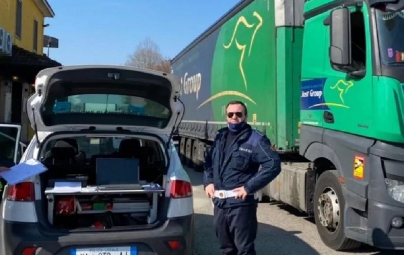 Șofer român de TIR pus să doarmă și să plătească 7.000 € amendă, înainte să plece din nou la drum, în Italia