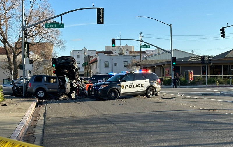Un băiat de 13 ani a furat o mașină și a provocat un accident în care o persoană a murit și alte zece au fost rănite, în California