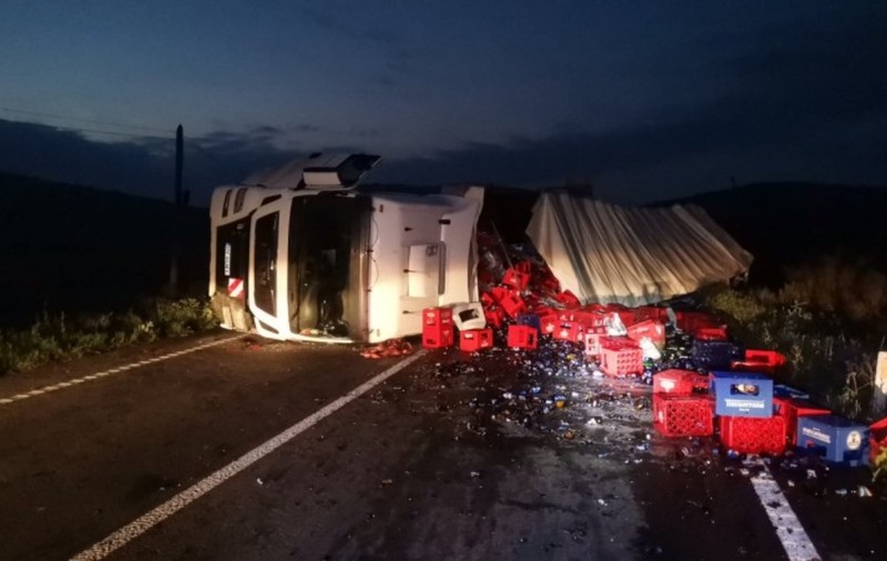 Râu de bere pe DN 28B, în Botoșani, după ce un camion încărcat cu băutură s-a răsturnat. Ce a pățit șoferul
