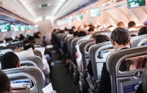 Care sunt cele mai bune locuri din avion pentru pasagerii care au frică și rău de zbor: „Nu recomand scaunele din spate”