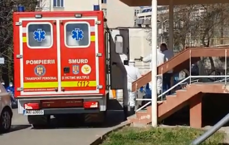 VIDEO / Probleme grave în sistemul medical românesc. Doi bolnavi de coronavirus au fost urcați în ambulanță fără să fie puși în izoletă