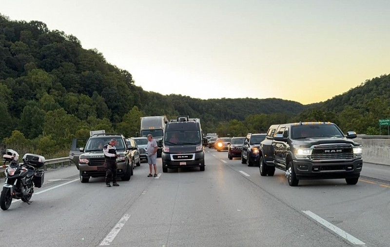 Atac armat lângă o autostradă din SUA, soldat cu „mai mulți răniți”. Un suspect a fost identificat