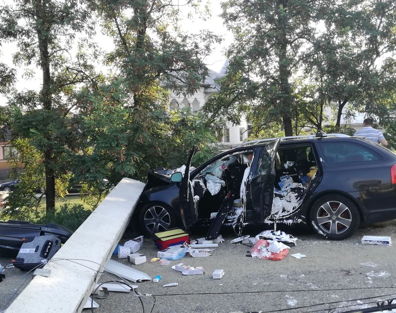 O mașină a lovit un stâlp, în Bistriţa-Năsăud, după ce șoferul a adormit la volan. Doi copii se află printre răniți