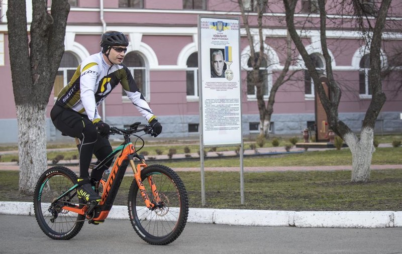 Vitaly Klitschko, fostul pugilist devenit primar al Kievului, a venit pe bicicletă pentru a vota la alegerile prezidențiale din Ucraina (FOTO&VIDEO)