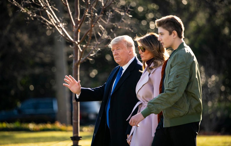 Cum a fost filmat Trump în timpul intonării imnului național al SUA. Gestul președintelui a atras critici