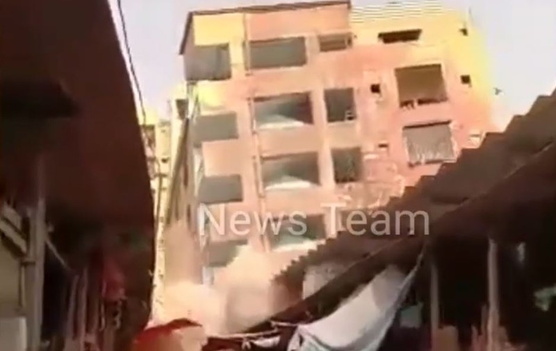 Momentul în care un bloc cu șase etaje din Pakistan se prăbuşeşte a fost filmat. Clădirea era construită ilegal