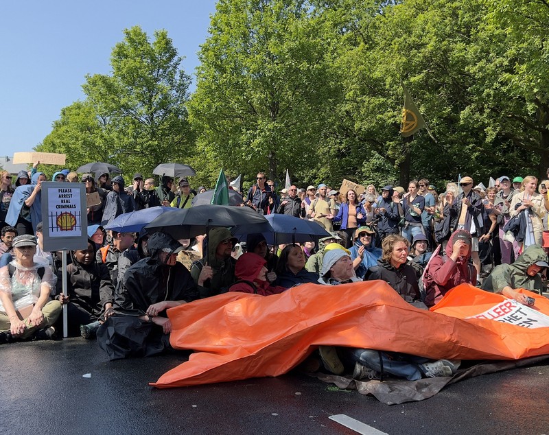 1.500 de activiști climatici au fost arestați la Haga, după ce au blocat o autostradă. Poliția a reținut inclusiv o vedetă din Game of Thrones