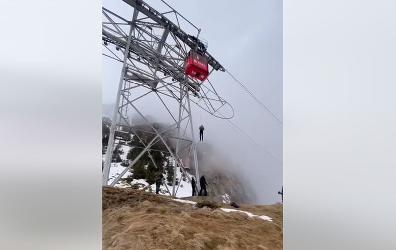 Turiști blocați în telecabina de la Bâlea Lac. Salvamontiștii i-au coborât după câteva ore cu ajutorul unor corzi. VIDEO