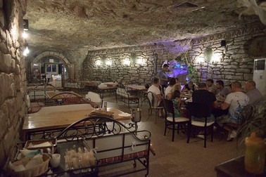 Hanove, un restaurant cu intrări ce amintesc de un castel și pereți placați cu piatră. Foto: Tripadvisor