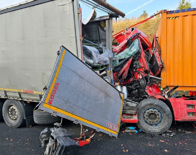 Șofer român de TIR, pe moarte în Germania. A intrat fără frâne în camionul din fața lui și a fost strivit în cabină. VIDEO