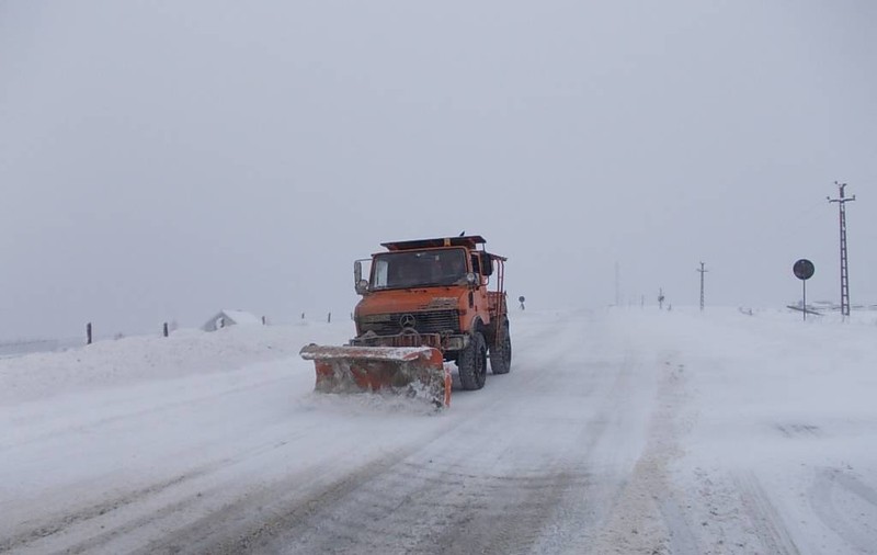 Un autocar cu 35 de pesoane dintre care 15 copii, blocat în Huşi