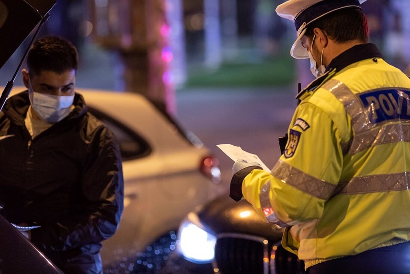 Polițiștii au verificat dacă șoferii și cei ieșiți pe stradă după ora 23.00 au declarații pe propria răspundere