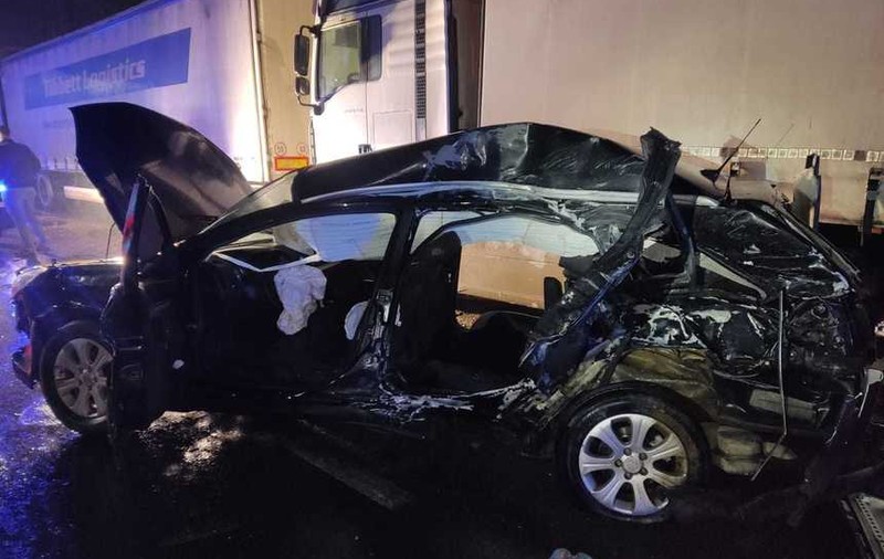 Două persoane au murit și o a treia a fost grav rănită în Doicești, după ce o mașină s-a ciocnit de un TIR