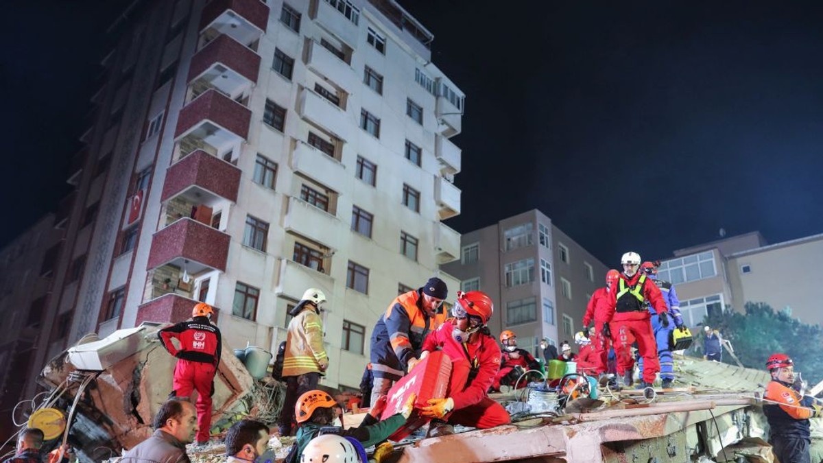 Coșmar după ce un bloc s-a prăbușit în Istanbul