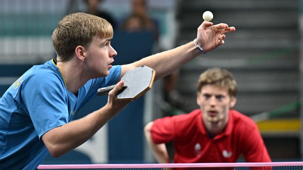 Moregard Truls servește în timpul unui meci de tenis de masă de la Jocurile Olimpice Paris 2024