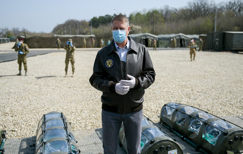 ”Suntem pregătiți”, spune Klaus Iohannis. Rezultatul licitației pentru 1,6 milioane de măști, derulată marți, trebuia anunțat imediat, dar s-a împotmolit