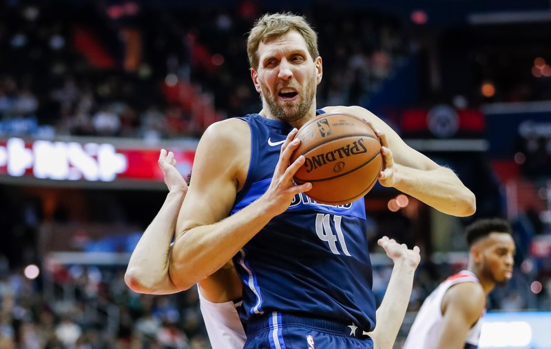Dirk Nowitzki l-a depășit pe Wilt Chamberlain în topul all-time al marcatorilor din NBA