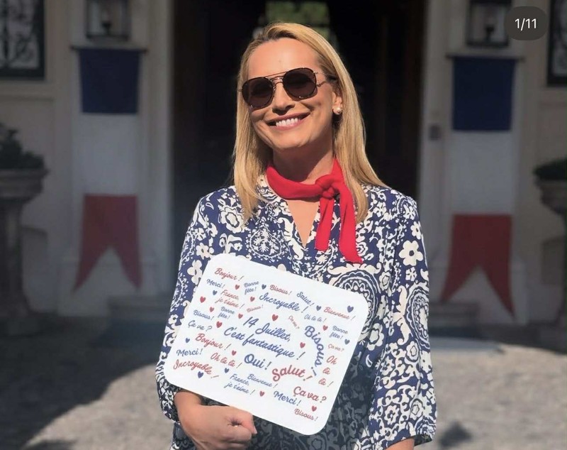 Cum a apărut îmbrăcată Andreea Esca la recepția oferită de Ambasada Franței în România. Rochia purtată de prezentatoare nu e deloc ieftină
