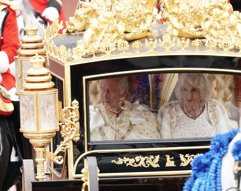 Primele imagini cu Regele Charles, în drum spre Westminster Abbey, unde are loc încoronarea