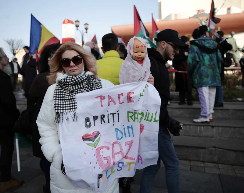 Manifestație pro-Palestina în București. Participanții au avut tobe şi fluiere, iar alţii au afişat pancarte: „Opriţi masacrul din Gaza”