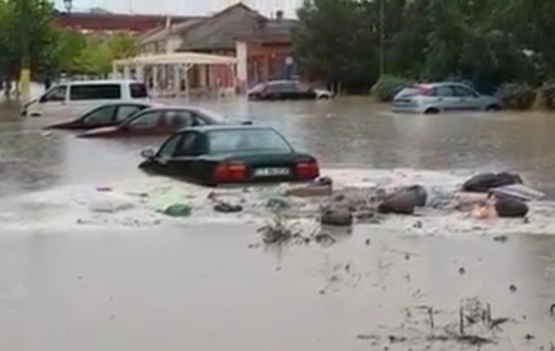 UPDATE/ Cod roșu de inundații în Vâlcea, Gorj și Argeș. Zeci de oameni au fost evacuați din case în Băbeni, Vâlcea