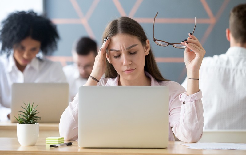 Examen cu emoții… și migrene. Ce faci când te lovește durerea de cap fix înainte de testul cel mare