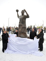 Statuia handbalistului român a fost inaugurată acum nouă ani. FOTO: EPA