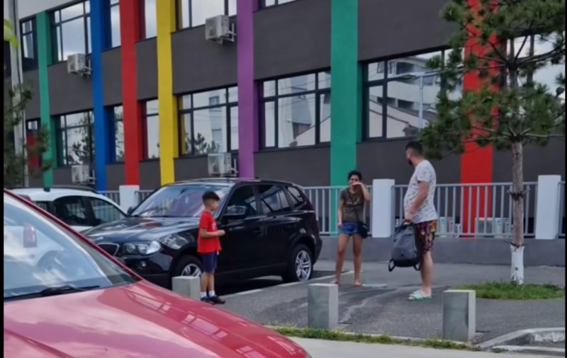Femeie lovită și smucită de soț, pe stradă, în fața copilului: „Mi-a spus să nu sun la poliție și mi-a lăsat numărul ei”