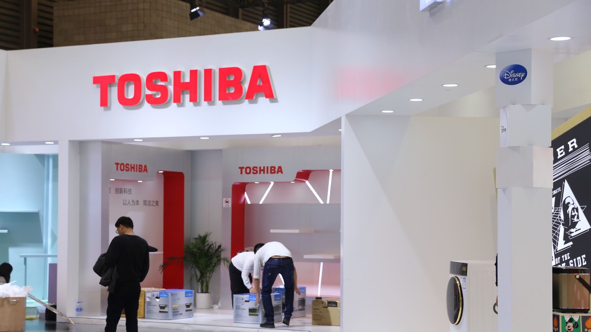 Toshiba vinde Westinghouse, divizia de reactoare nucleare care era să îngroape grupul japonez. Logo Toshiba la o expoziție