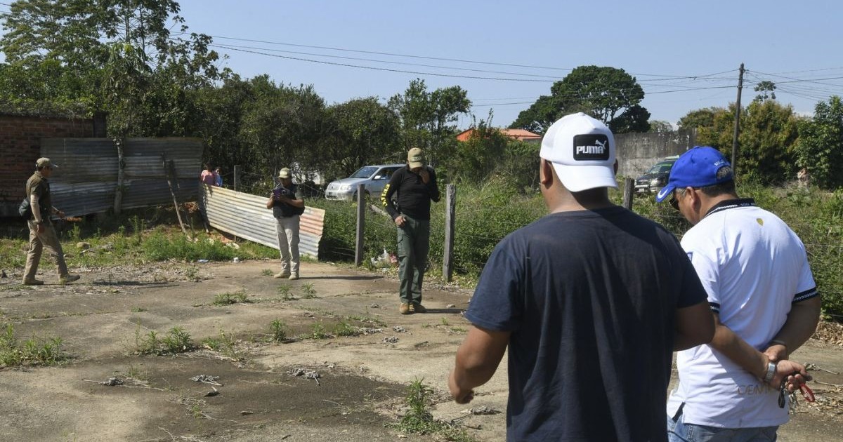 Poliția inspectează locul unei exploziii în timpul alegerilor prezidențiale din Entre Rios, departamentul Cochabamba, Bolivia, pe 17 august 2025