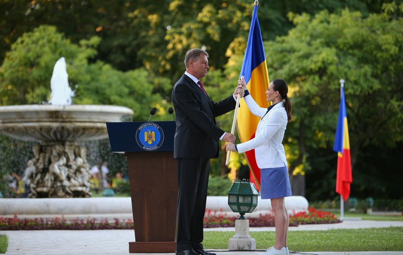 Jocurile Olimpice. Gata de Rio! Președintele Iohannis i-a predat steagul olimpic portdrapelului Cătălina Ponor / FOTO