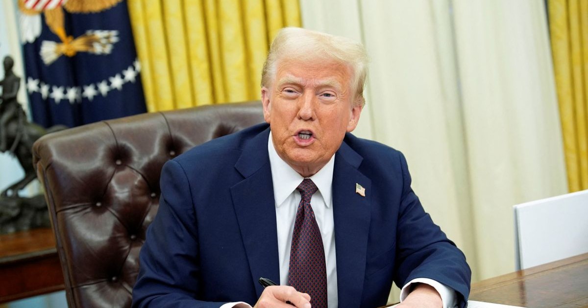 Donald Trump, surprins în timp ce semnează decrete în Biroul Oval Foto: Hepta