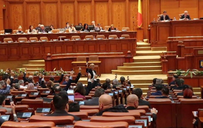Moţiunea de cenzură, citită luni în plenul Parlamentului. Orban (PNL): Mai avem nevoie de 65 de voturi