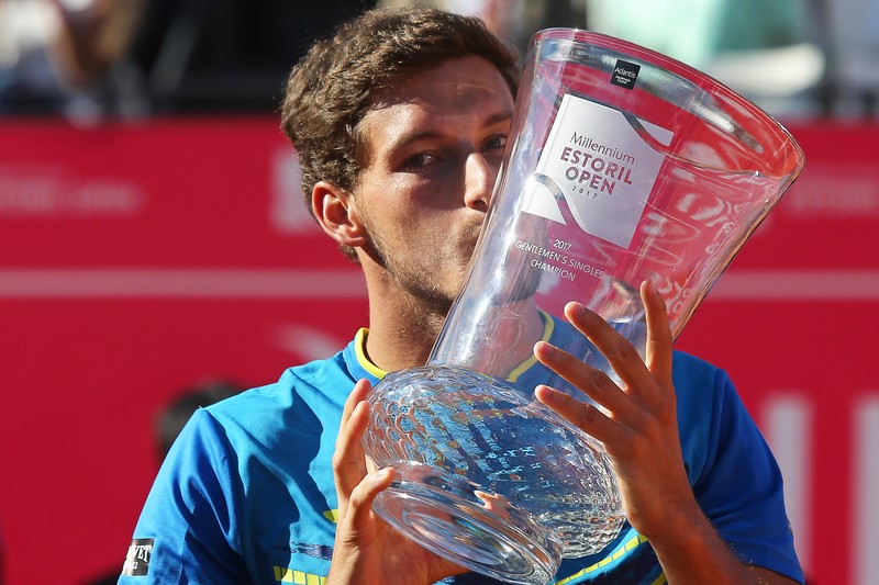 epa05948909 Spain's Pablo Carreno Busta kisses his trophy after defeating Luxembourg's Gilles Muller in their final match of the Estoril Open tennis tournament in Cascais, near Lisbon, Portugal, 07 May 2017. EPA/MIGUEL A. LOPES