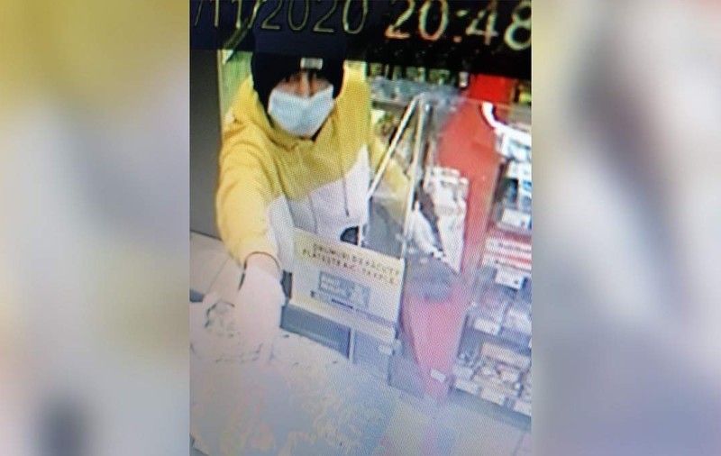 Jaf la o benzinărie din Timiș. Un individ mascat a amenințat cu cuțitul o angajată și a furat toate încasările. Poliția încă îl caută pe hoț