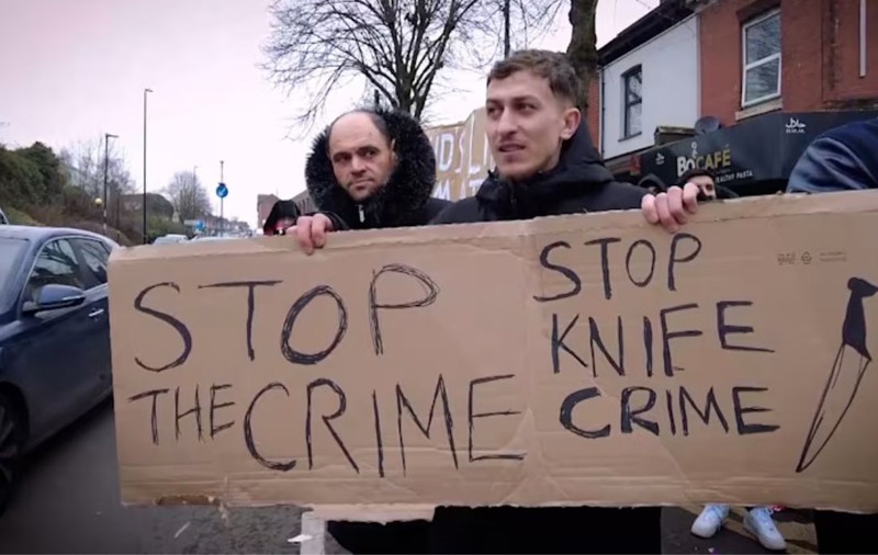 Sute de români au protestat la Birmingham, unde fiul de 16 ani al unuia dintre ei a fost înjunghiat pe stradă: „Ne omoară copiii în fața ușii”