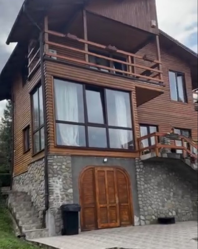 Imagini noi cu casa Andreei Marin de la munte. În comuna Telega din Prahova are o vilă din lemn, pe care a construit-o de la zero acum 25 de ani
