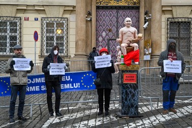 Pe 27 ianuarie 2022, în fața Ambasadei Germaniei la Praga a avut loc un protest față de cooperarea Germaniei cu Rusia în proiecte precum conducta de gaze Nord Stream 2 și față de refuzul Berlinului de a furniza arme Ucrainei. Protestul a fost organizat de grupurile Kaputin și Pulse of Europe. O machetă a gazoductului Nord Stream 2 a fost spartă în mod simbolic | Foto: Profimedia Images
