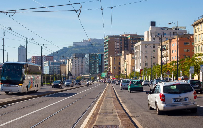 Mii de șoferi din Italia folosesc plăcuțe poloneze ca să plătească asigurări auto mai mici. Varșovia încearcă să oprească fenomenul