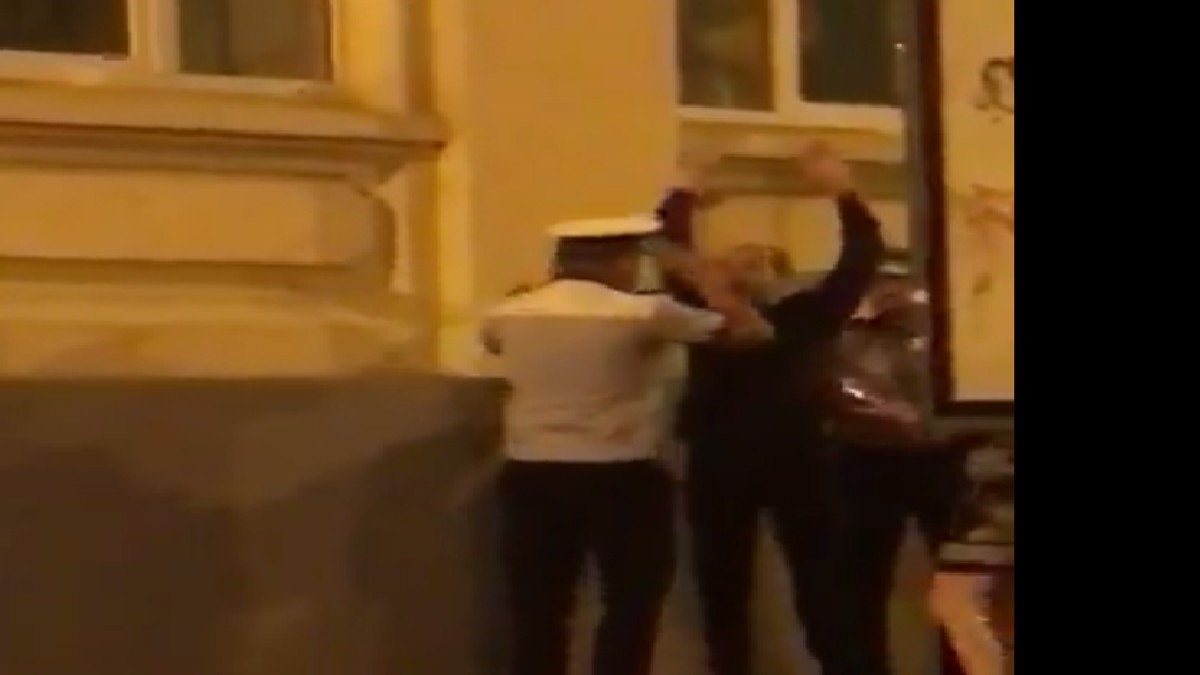 Medicul Ciprian Cristescu, de la Maternitatea Giulești, este târât pe jos de agenți de poliție pentru că ar fi refuzat să se legitimeze și să îi însoțească la secție.