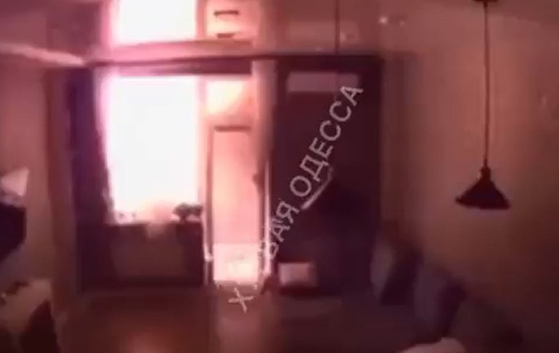 Momentul în care o rachetă lovește un bloc din Odesa, surprins de o cameră instalată într-un apartament