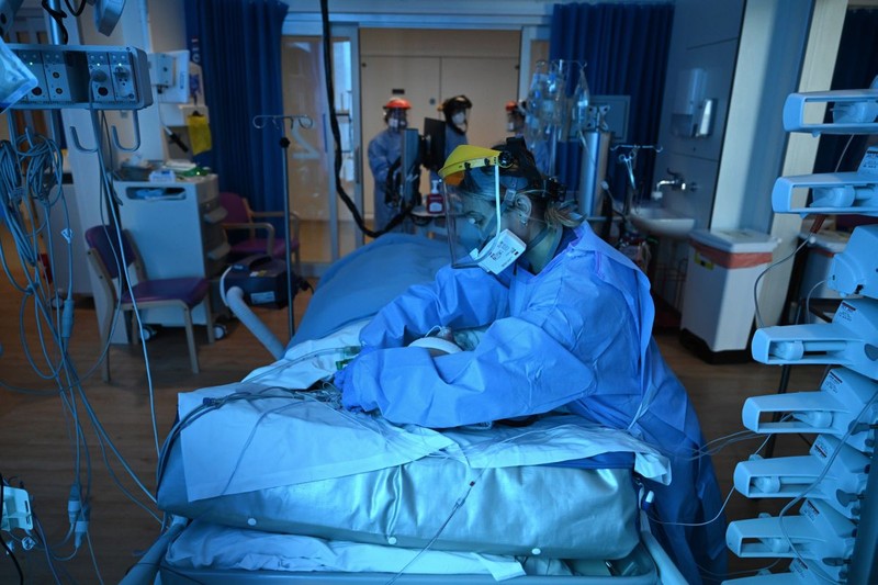 Propriul sistem imuniar ar fi de vină pentru formele sevede de COVID, arată un nou studiu | Foto: EPA