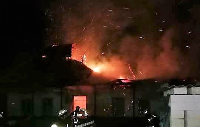 Incendiu în Suceava, pornit de la o lumânare uitată aprinsă. Ce au constatat pompierii