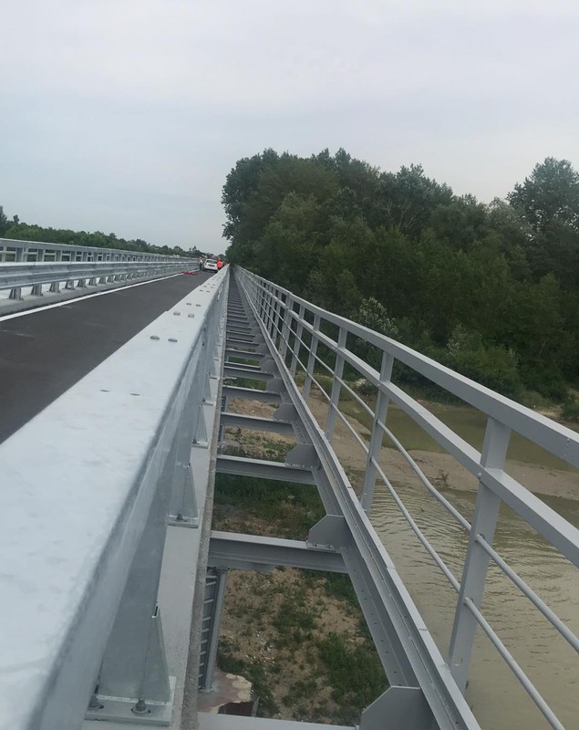 FOTO. Podul buclucaș de peste Argeș, mai scump cu 30% și lat pe jumătate față de declarațiile șefului CJ, „inaugurat” în weekend, deși nu era finalizat