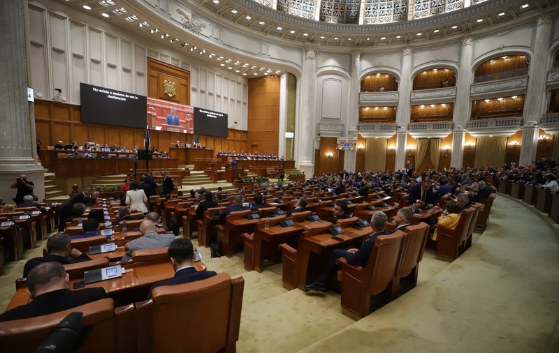 Marii câștigători ai legii salarizării unitare: parlamentarii. Lefuri mărite în următorii ani cu sume cuprinse între 5.000 și 7.000 de lei