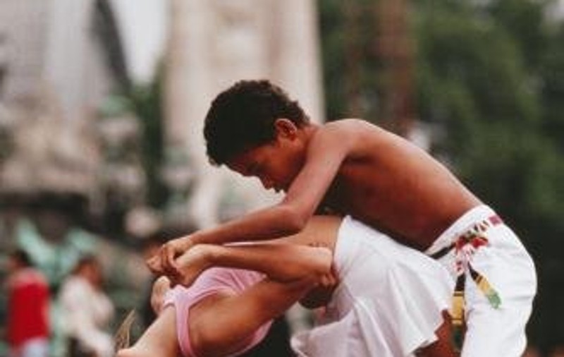 Îi mai ştii pe puştii din videoclipul "LAMBADA"? Vezi CE TURNURĂ ULUITOARE a LUAT VIAŢA LOR şi CU SE OCUPĂ! VIDEO