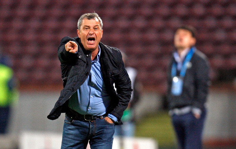 Mircea Rednic îşi prelungeşte contractul cu Mouscron. "Da, doresc să rămân!"